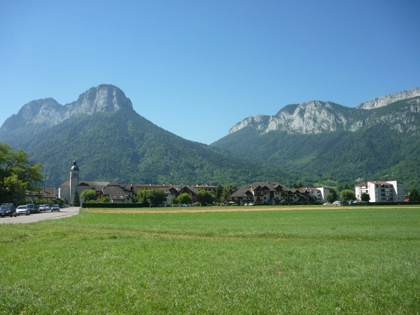 Doussard et les reliefs de Haute-Savoie