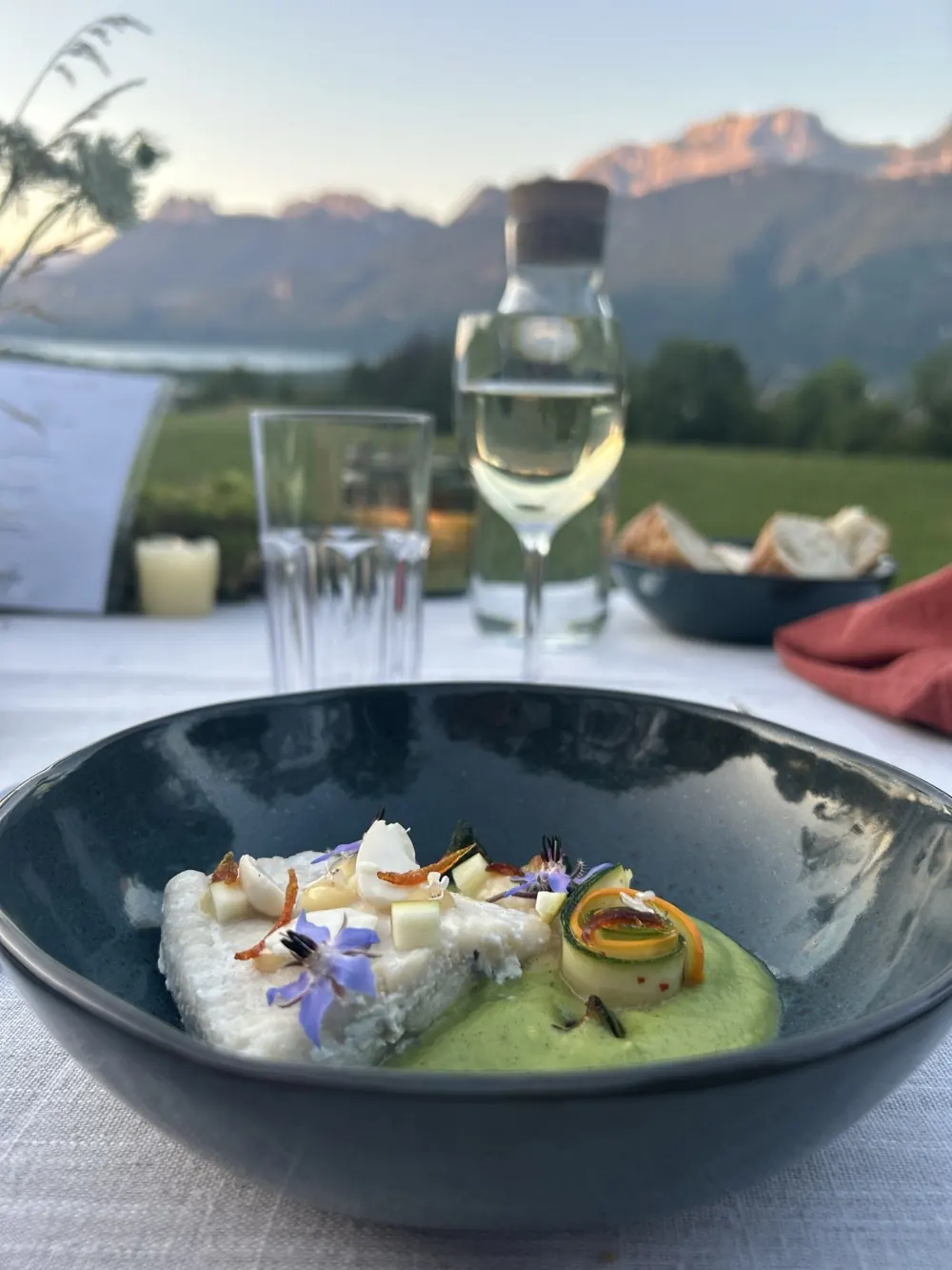 Inspiration gastronomique : une assiette dressée au bord du lac